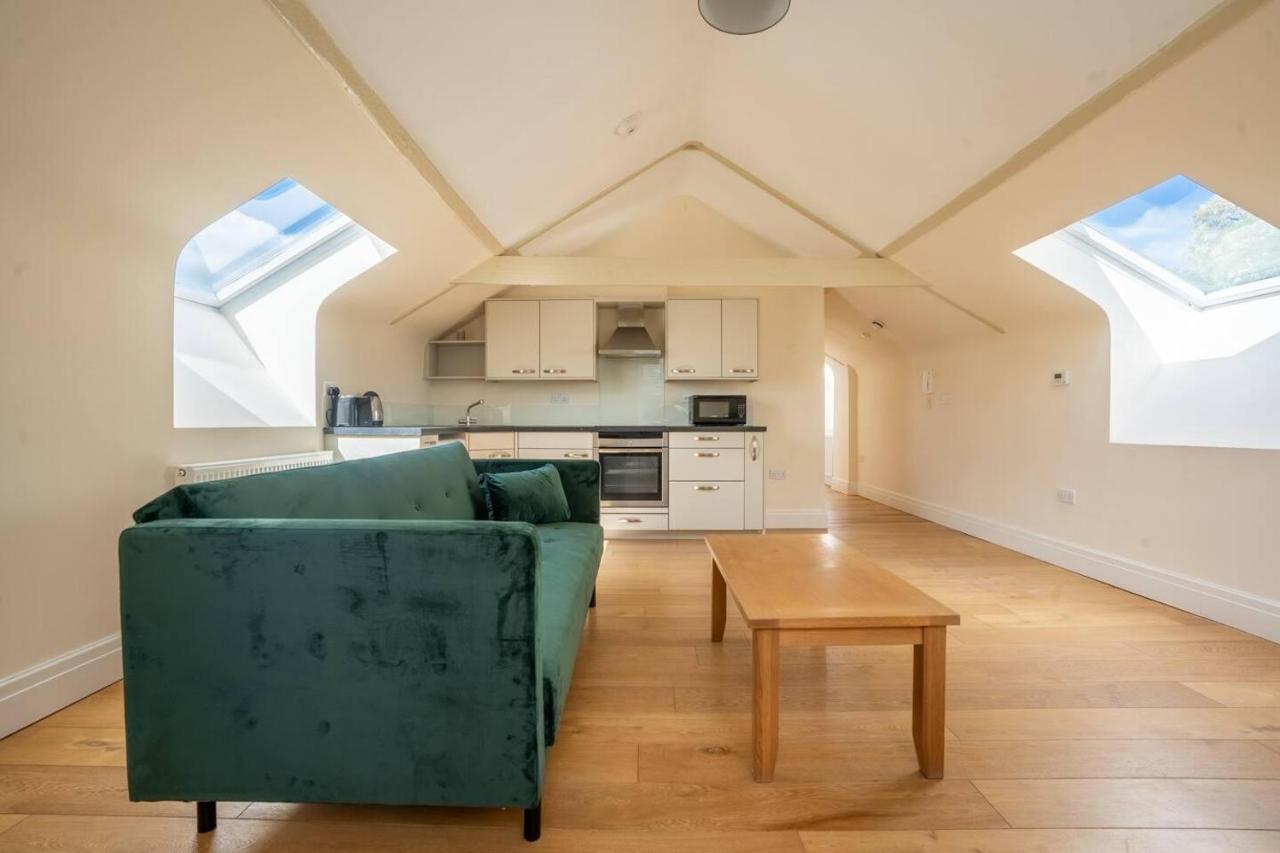 Charming 1-Bed Loft In Caerleon Apartment Newport  Bagian luar foto