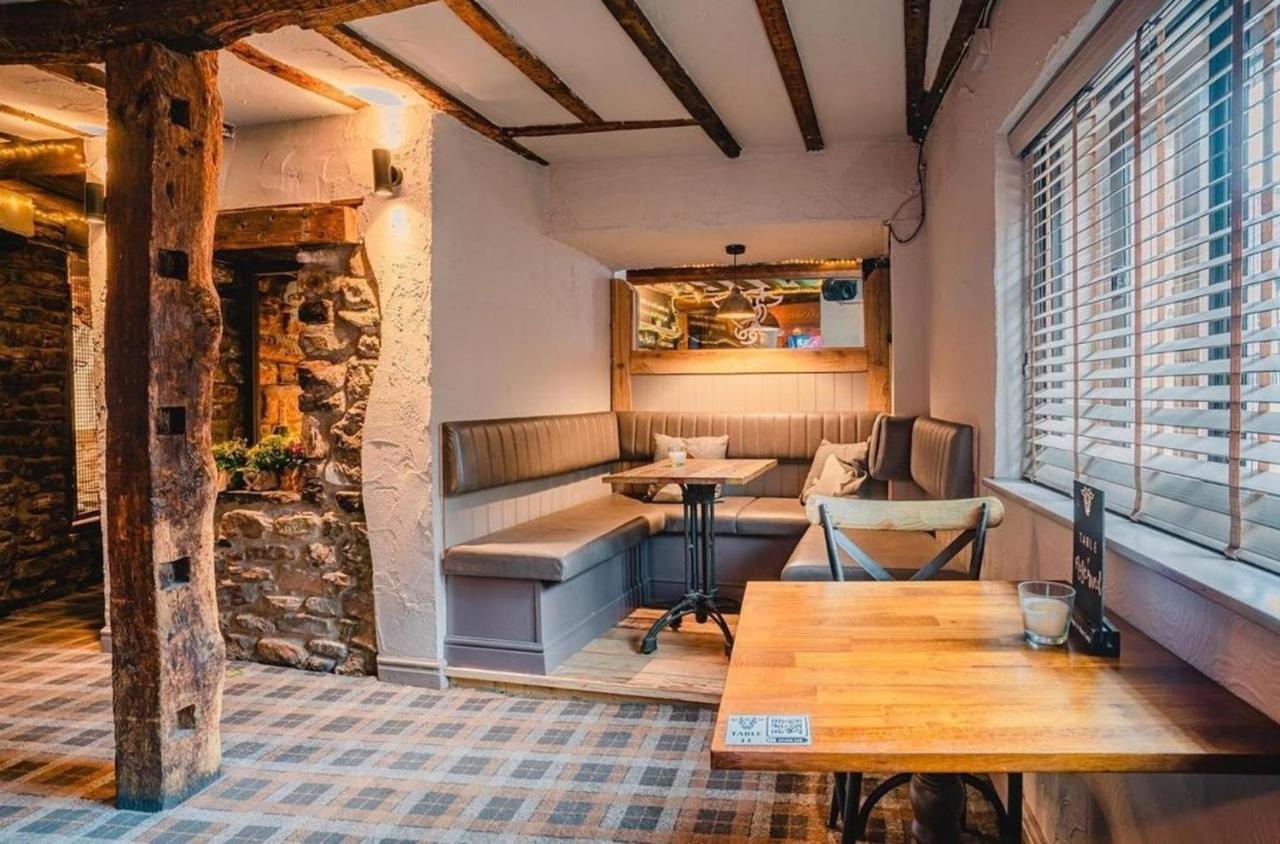 Charming 1-Bed Loft In Caerleon Apartment Newport  Bagian luar foto